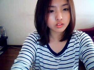 Chica coreana en cámara web