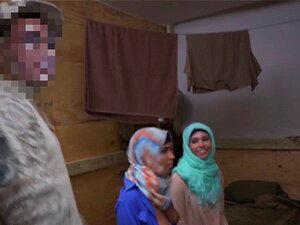 Soldados americanos divirtiéndose con putas árabes. Soldados