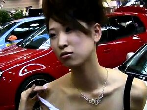 Modelo japonesa delgada y sexy muestra su escote en público