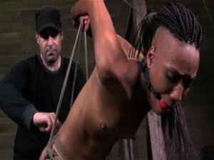 Sumisa con strappado siendo humillada