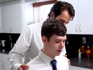 Un sacerdote pensativo masajea a un twink estresado y se lo folla