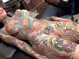 Tiger Lilly se hace un tatuaje en la frente mientras está desnuda