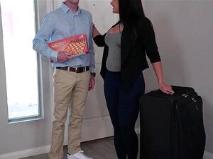 La madrastra sexy con tetas grandes perfectas y un buen culo, Sheena