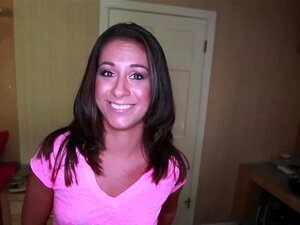 Deliah Davis maneja una monstruosa polla negra en su apretado coño