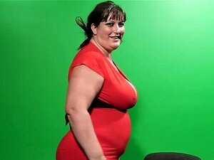 Una BBW hace una paja con las tetas y luego abre las piernas para sexo