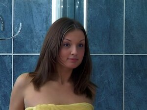 La chica caliente se quita la ropa. La chica sex appeal se quita la