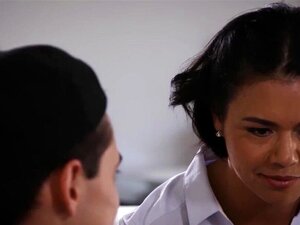 La madrastra latina pilló a su hijastro masturbándose y lo folló