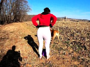 Labios rosas en primer plano de una ingenua morena