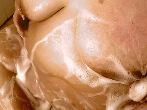 Bbw discapacitado recibiendo una ducha