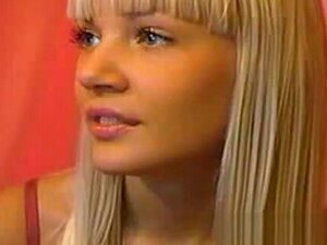Rubia caliente y linda desnuda en la webcam