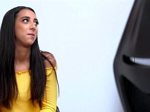 La latina caliente ladrona a cuatro patas con un policía del centro