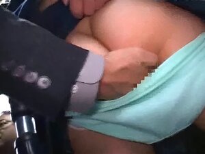  Chica inocente sorprendida es manoseada y follada en un autobús de