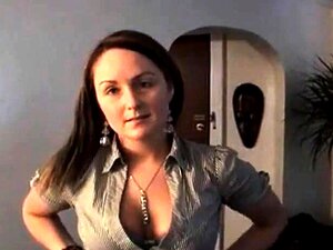 Ella en botas - él huele sus bragas negras y mojadas