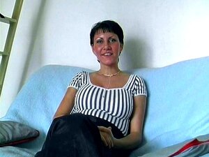 Linda chica de pelo corto se exhibe y se pone pervertida con un pin