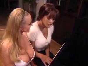 Danni Ashe se come y se mete los dedos en el coño en un piano. Danni