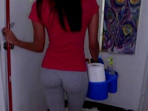 La sirvienta brasileña de gran culo se desnuda y es follada. La sexy