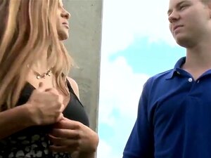 fresco y heterosexual estafado en sexo gay por una MILF tetona