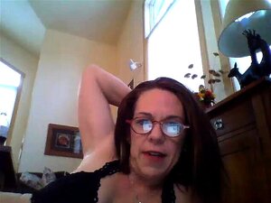 Impresionante mamá tetona se masturba en solitario con un striptease