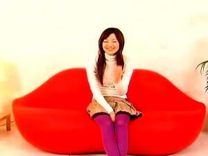 La fresca y caliente Aimi Nakatani se ve ardiente sentada en un