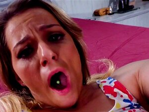 Desafío de polla enorme para la nena spinner. La morena y linda Alana