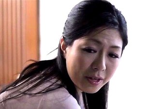 Madura asiática recibe lamidas en el coño y el culo antes de follar