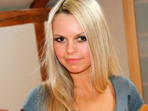 Ángel rubio con piernas largas Sabrina Blond disfruta de una intensa