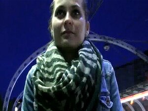 La chica amateur Emily muestra sus tetas por dinero