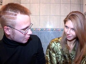 Linda chica caliente abre las piernas de par en par y siente lo gorda