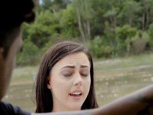 Una linda angustiada se folla en la furgoneta. Rescatando a la