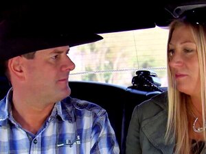 Pareja swinger cree que compartir con otros es coche. Esposa cachonda