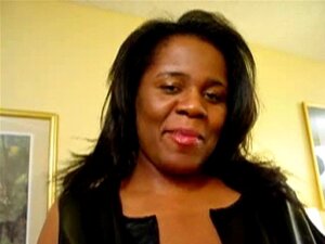 Sumérgete en la seducción de pechos grandes y escotes tentadores.