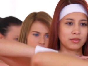 La morena Barbara Bieber, instructora de gimnasio de estilo perrito.