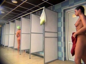 Chicas amateurs tentadoras descubren sus cuerpos en las duchas