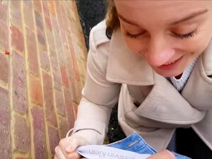 Chupando polla y tragando fuera de mi apartamento de estudiante