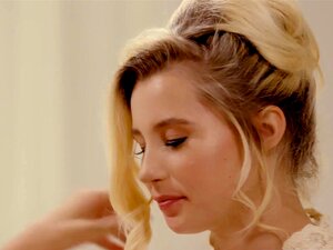 GIRLSWAY Cougar Julia Ann se folla a la futura novia Carolina Sweets