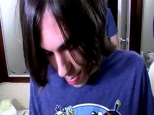 Gay XXX Chico lindo y sin circuncidar se corre y empapa