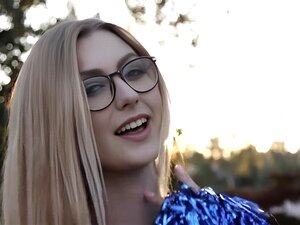 La Animadora Rubia Alexa Grace Obtiene Su Jugoso Coño Perforado