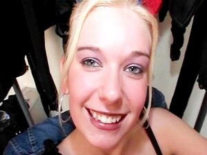 Fiesta de gang bang con una rubia caliente