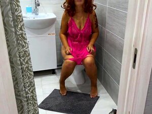 El hijastro vio a su madrastra meando y esa chica le permitió