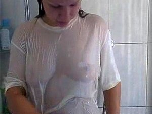 Sexy linda alemana con grandes tetas bajo la ducha
