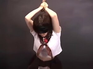 Nena oriental Ciega bola doblada amordazada y atada