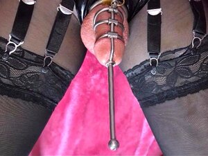 Dominatrix travesti prueba su nuevo juguete