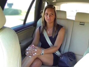 Linda clienta con tetas naturales