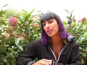 Kali seductora juega con pezones perforados y se masturba
