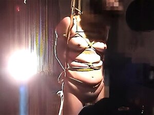 Japonesa jugueteando con su coño