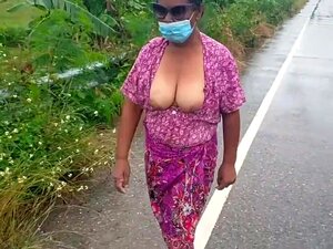 Sexy Aunty Titties Show en medio de la naturaleza encantadora