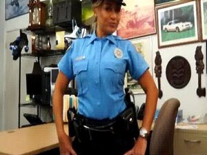 Oficial de policía con enormes tetas se folló en el almacén