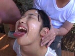 Chica japonesa con viejo y amigos -por PACKMANS-cens. Chica japonesa