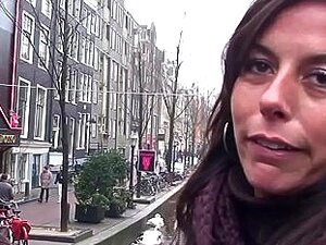 Puta holandesa con medias es follada a cuatro patas por un turista