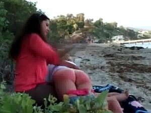 Película de bofetadas en la manta de la playa